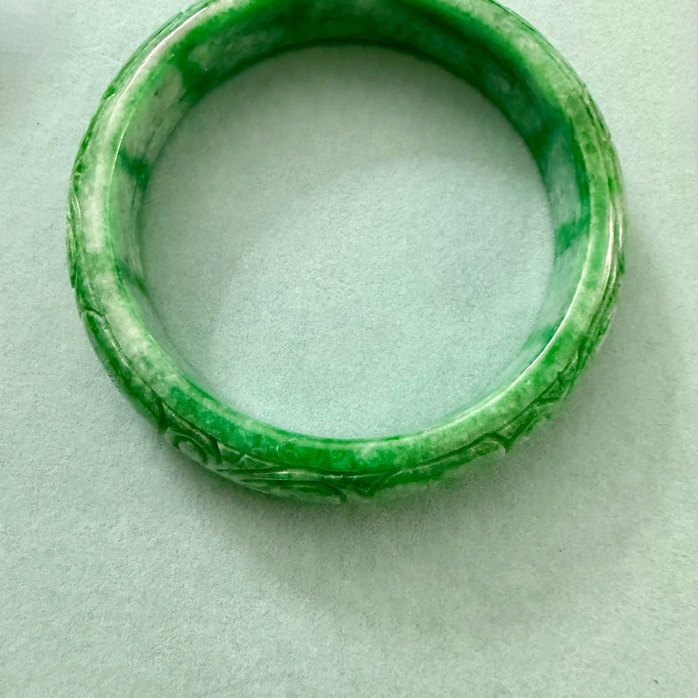 Carved Green Jade Bangle - Picture 4 of 5